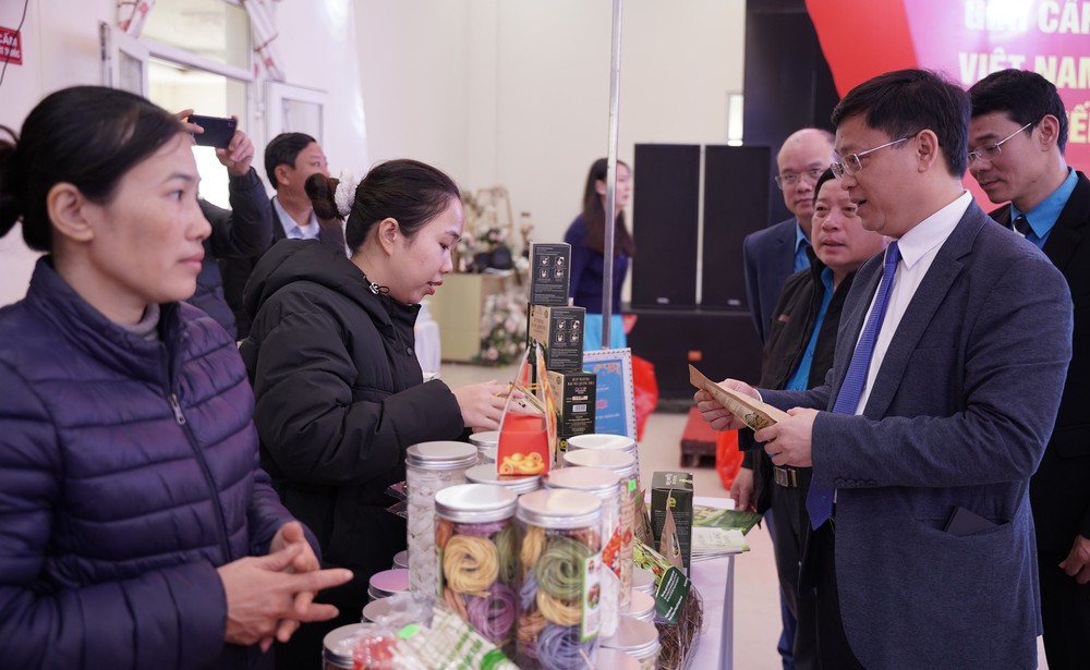 Tết Bính Ngọ 2026: Nhiều chính sách của Đảng và Nhà nước chăm lo cho người dân đón Tết đầm ấm, an vui - Ảnh 3. Tết Bính Ngọ 2026: Nhiều chính sách của Đảng và Nhà nước chăm lo cho người dân đón Tết đầm ấm, an vui - Ảnh 3.