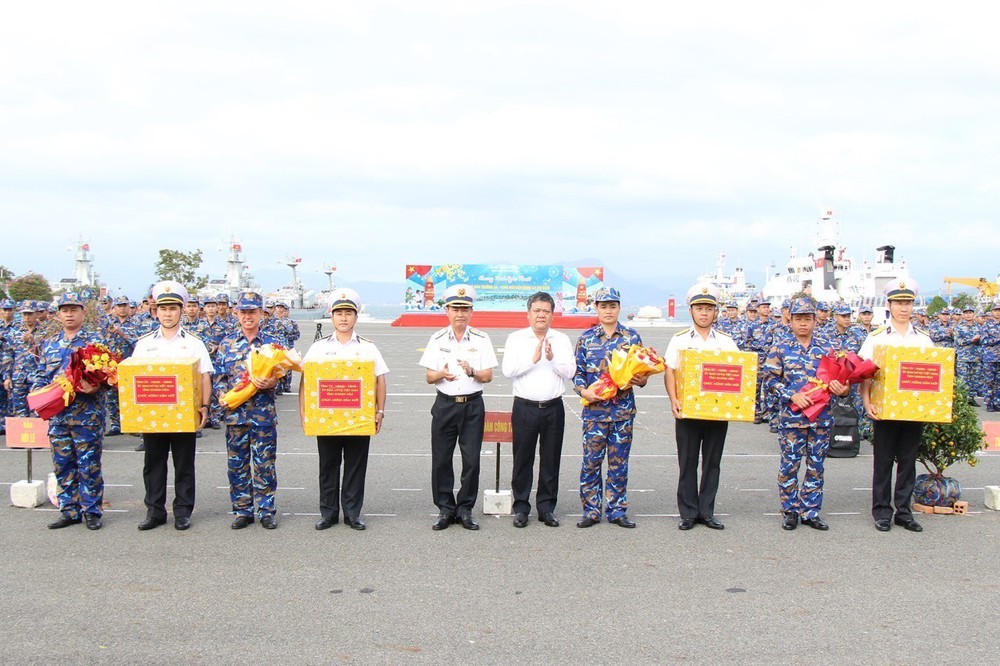 Khánh Hòa: Tiễn đoàn công tác mang hàng, quà Tết ra các đảo thuộc đặc khu Trường Sa - Ảnh 3.