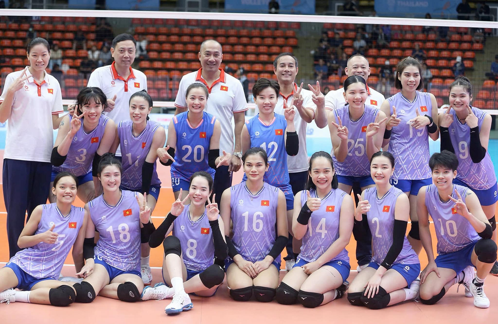 Kim Thanh (số 2) cùng đồng đội ở tuyển bóng chuyền nữ Việt Nam giành HCB SEA Games 2025