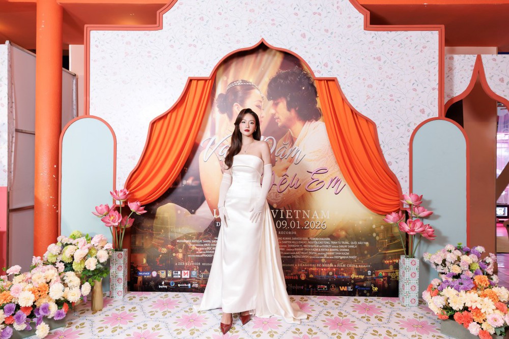 Khả Ngân rạng rỡ tại sự kiện ra mắt “Vạn dặm yêu em” - Ảnh 1. Khả Ngân rạng rỡ tại sự kiện ra mắt “Vạn dặm yêu em” - Ảnh 1.