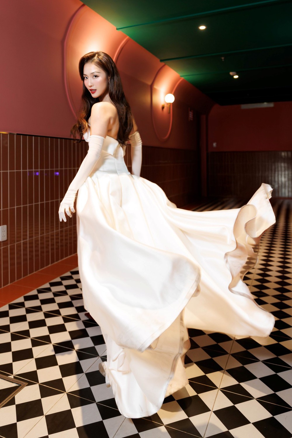 Khả Ngân rạng rỡ tại sự kiện ra mắt “Vạn dặm yêu em” - Ảnh 3. Khả Ngân rạng rỡ tại sự kiện ra mắt “Vạn dặm yêu em” - Ảnh 3.