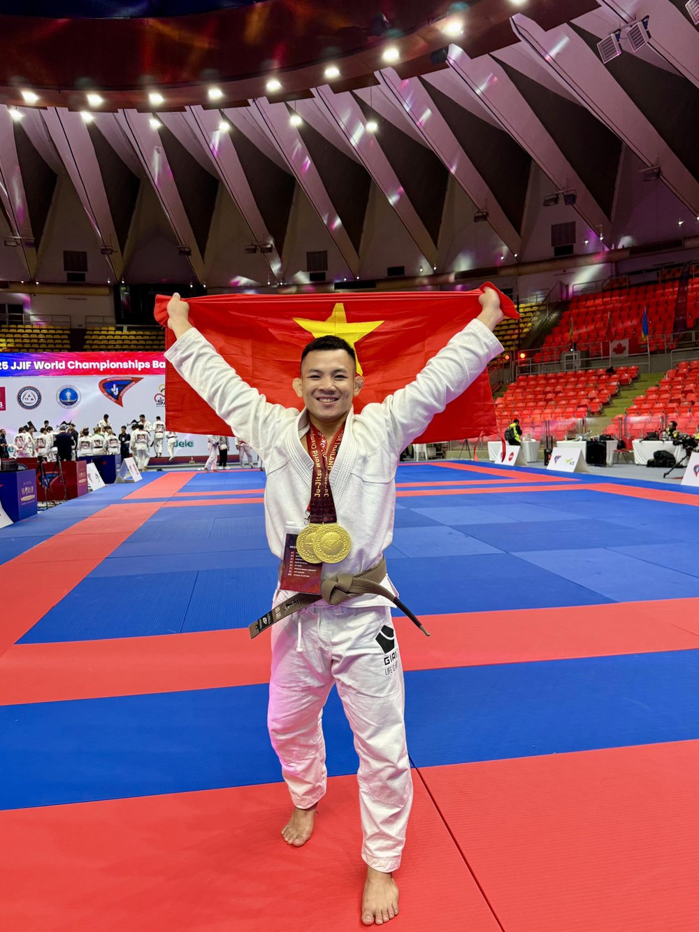 Võ sĩ vô địch thế giới của Việt Nam chia sẻ đầy tự hào khi nhận Huân chương Lao Động  - Ảnh 2.