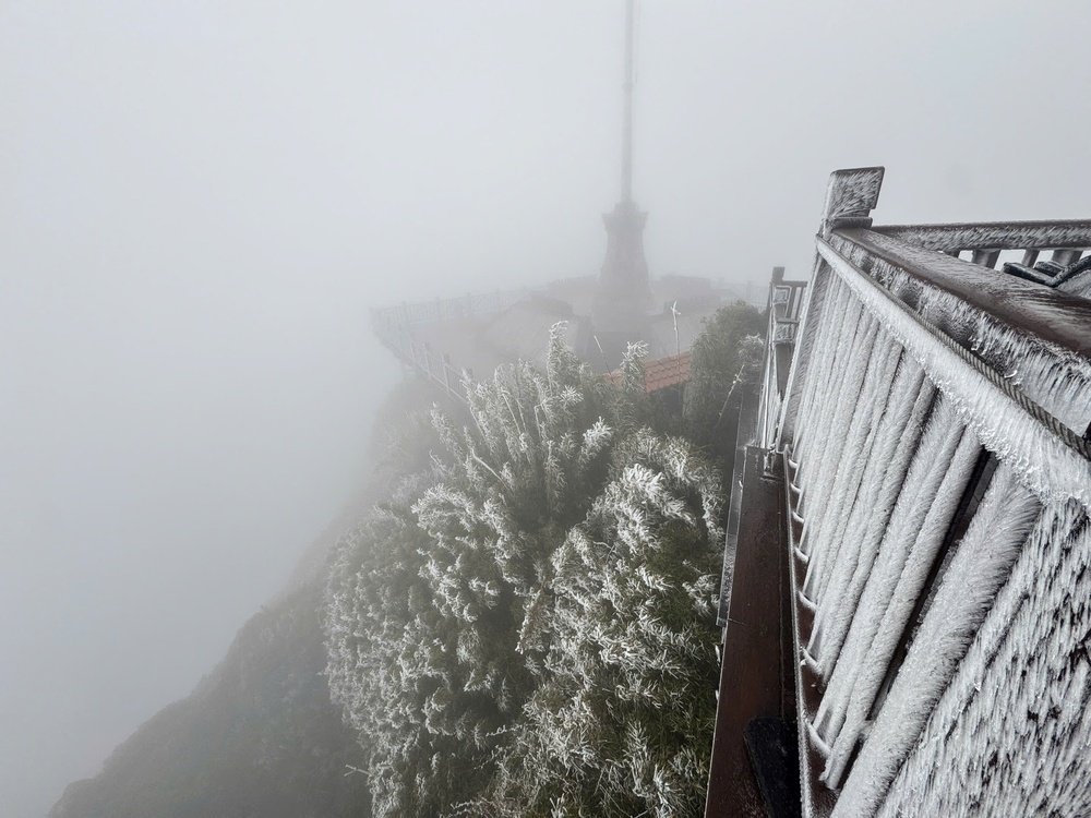  Băng tuyết trên đỉnh Fansipan (Sa Pa) - Ảnh 8.