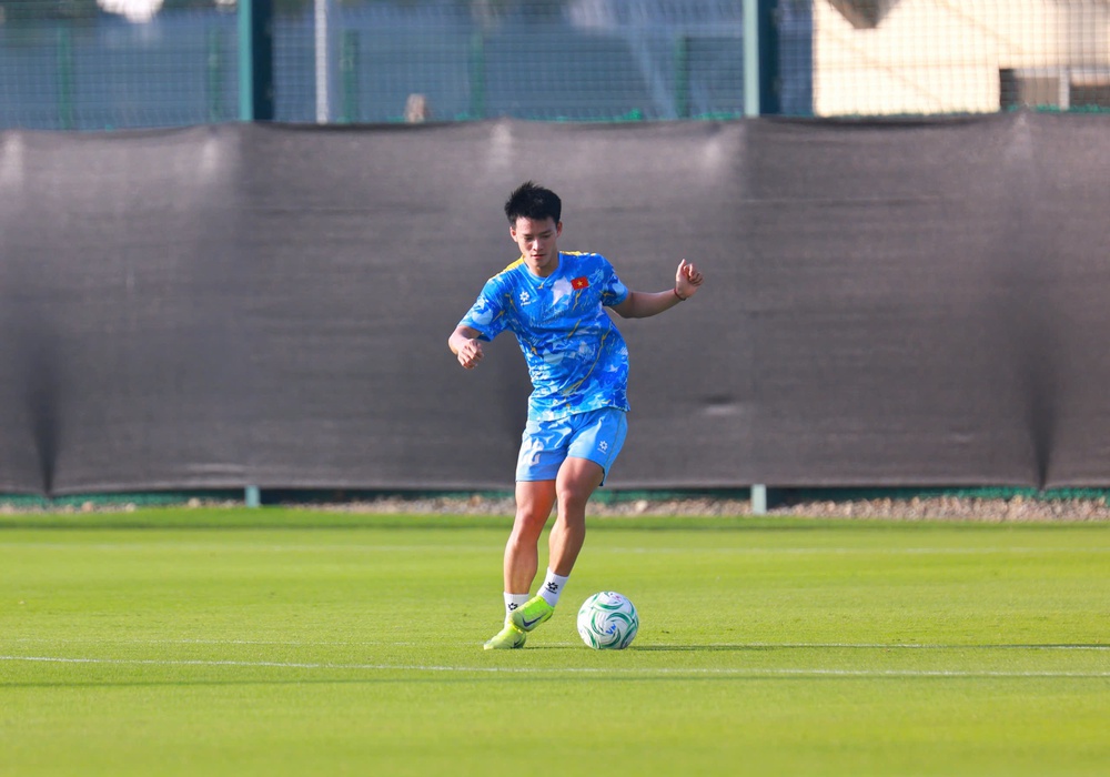 Tin nóng bóng đá Việt hôm nay 8/1: Thanh Nhàn báo tin vui cho HLV Kim Sang Sik; “vua thẻ” bắt chính trận U23 Việt Nam gặp U23 Kyrgyzstan - Ảnh 1.