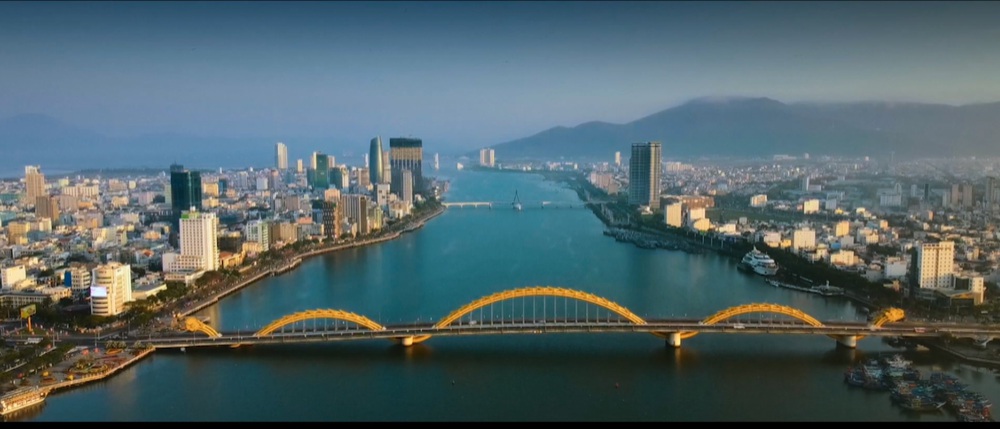 Một Việt Nam quyến rũ qua bộ phim hợp tác Việt Nam - Ấn Độ 'Vạn dặm yêu em' - Ảnh 1.