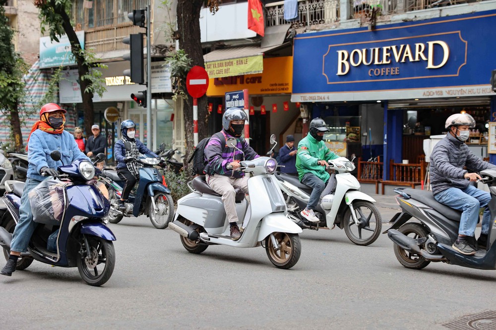 Người dân Hà Nội ứng phó với đợt rét nhất từ đầu mùa - Ảnh 5.