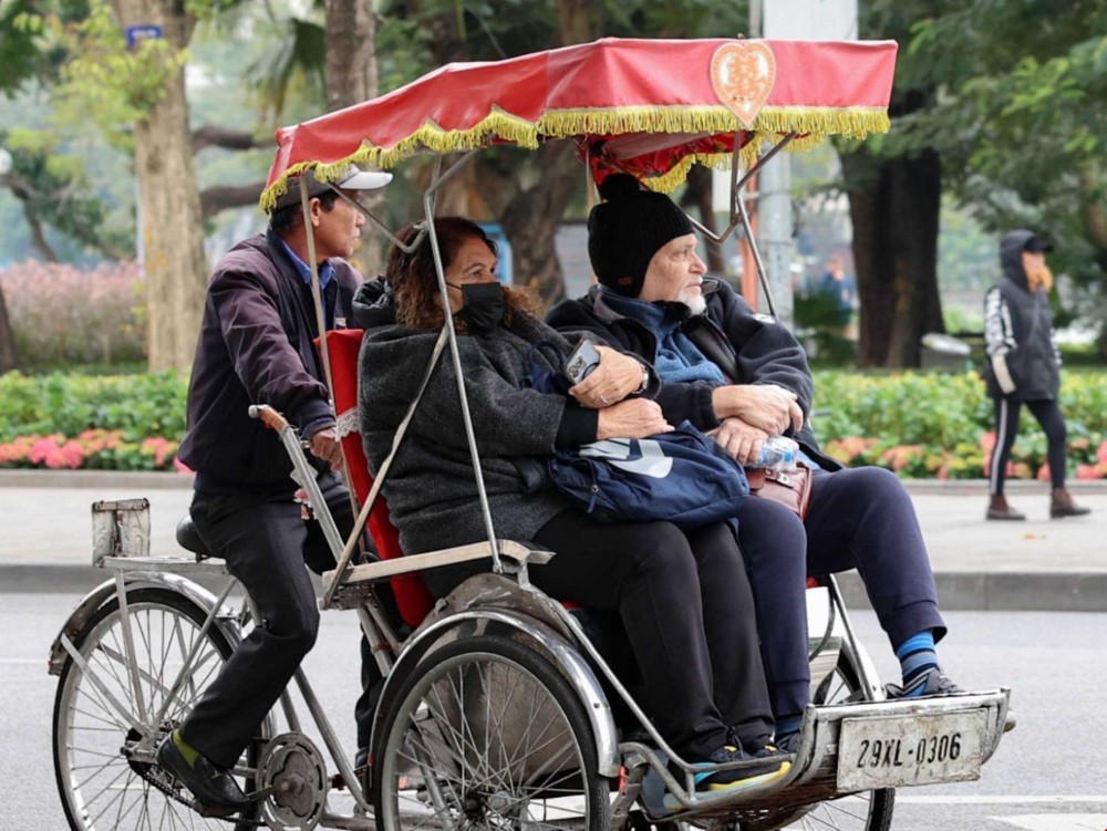 Người dân Hà Nội ứng phó với đợt rét nhất từ đầu mùa - Ảnh 4.