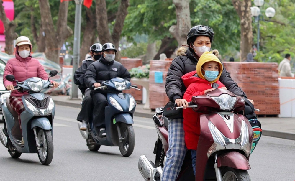 Người dân Hà Nội ứng phó với đợt rét nhất từ đầu mùa - Ảnh 6.