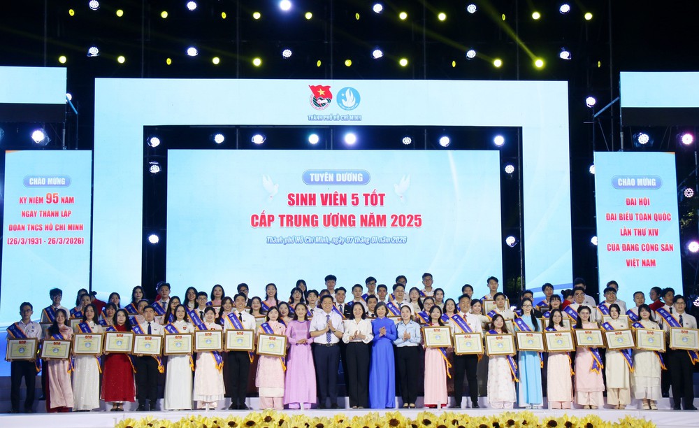 TP. Hồ Chí Minh tuyên dương học sinh, sinh viên tiêu biểu năm 2025 - Ảnh 4.