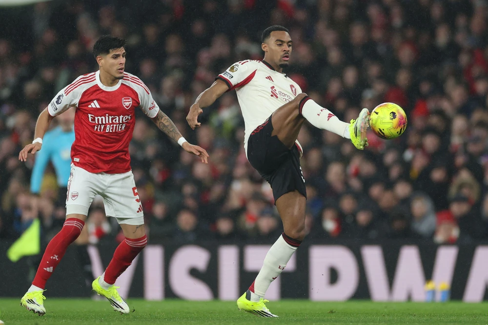 Arsenal chia điểm Liverpool tại Emirates, giữ vững ngôi đầu Ngoại hạng Anh - Ảnh 1.