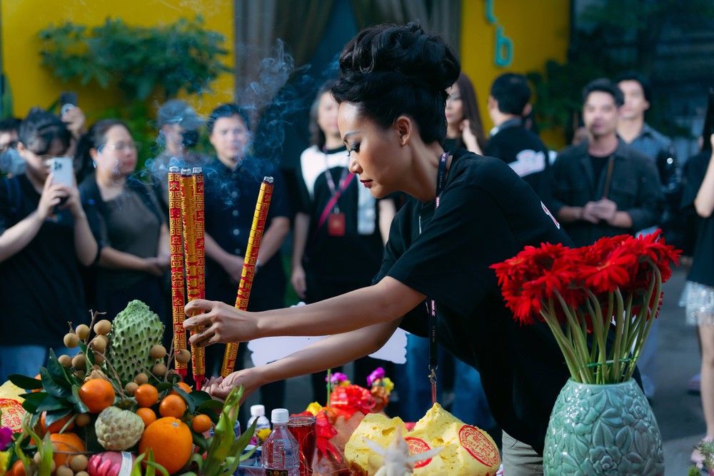 “Madames Thanh Sắc” tung poster: Thanh Hằng và Hồng Ánh ở hai chiến tuyến - Ảnh 3.