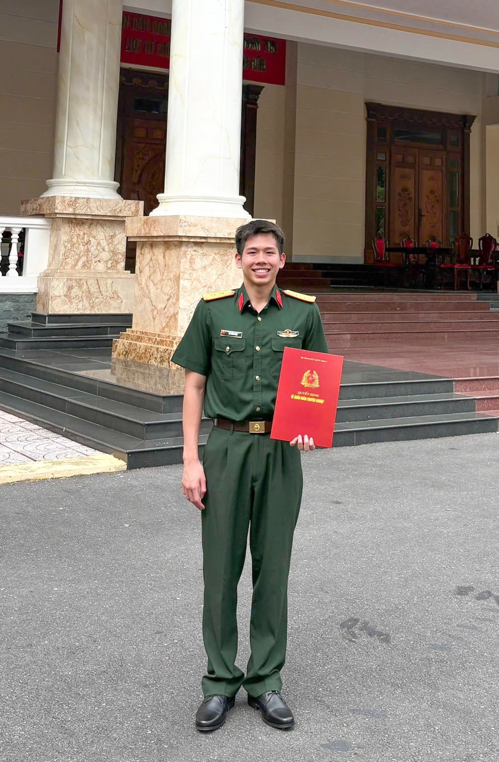 Kình ngư Quang Thuấn - em trai Ánh Viên, được thăng quân hàm ở tuổi 19 - Ảnh 1.