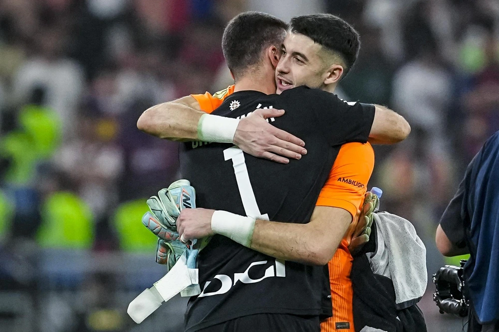 Chiến thắng của Joan Garcia - Ảnh 1.