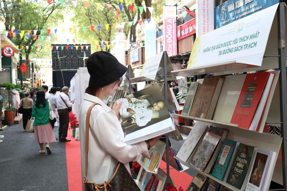 10 năm Đường sách TP.HCM - Một biểu tượng văn hóa đô thị - Ảnh 3. 10 năm Đường sách TP.HCM - Một biểu tượng văn hóa đô thị - Ảnh 3.