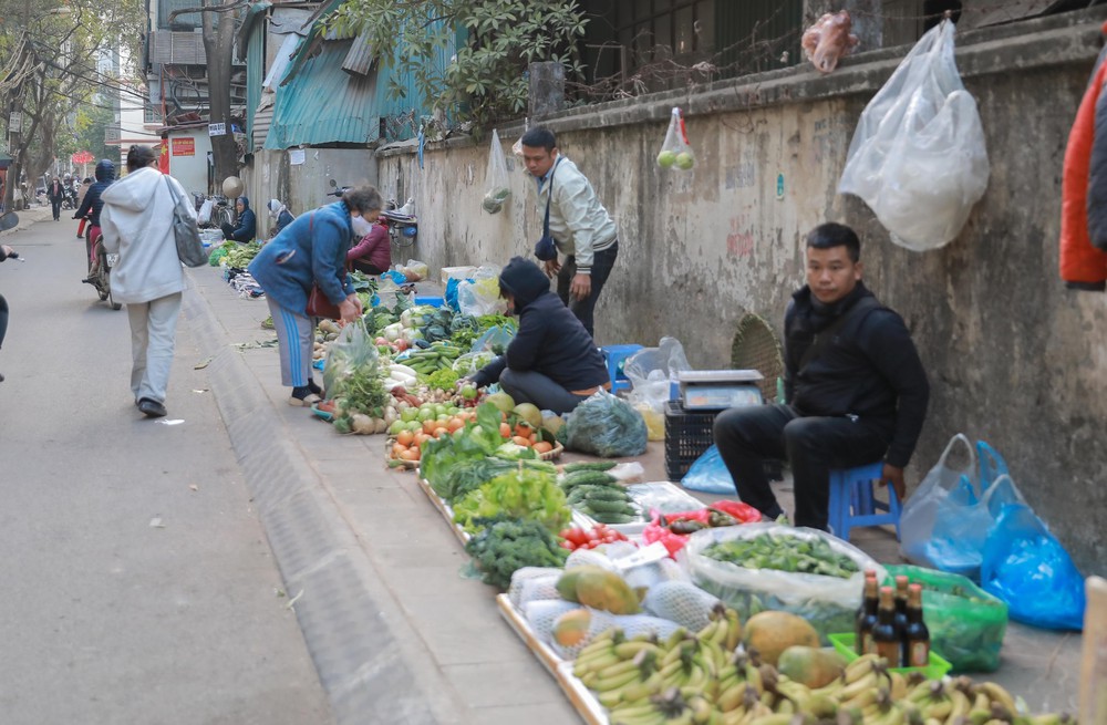 Hà Nội triển khai kế hoạch xử lý dứt điểm "chợ cóc", điểm kinh doanh tự phát trong năm 2026 - Ảnh 5.