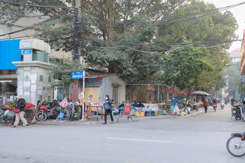 Hà Nội triển khai kế hoạch xử lý dứt điểm "chợ cóc", điểm kinh doanh tự phát trong năm 2026 - Ảnh 4.