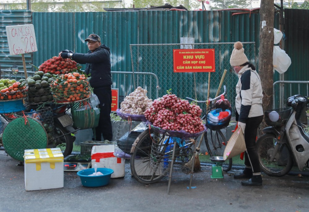 Hà Nội triển khai kế hoạch xử lý dứt điểm "chợ cóc", điểm kinh doanh tự phát trong năm 2026 - Ảnh 2.
