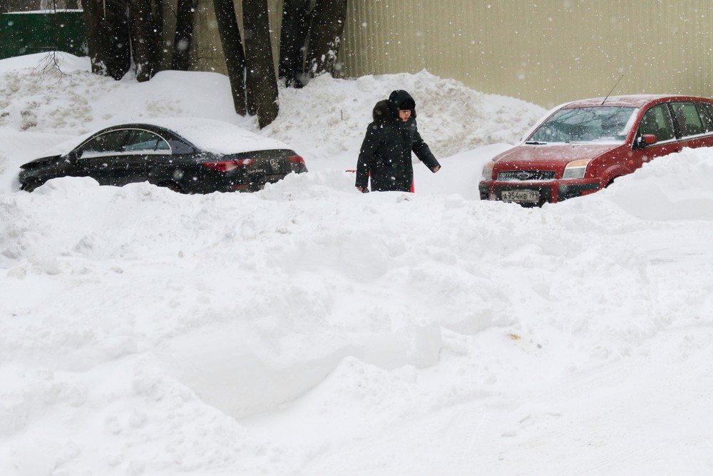 Bão tuyết lịch sử ở Moskva gây tê liệt giao thông - Ảnh 1.