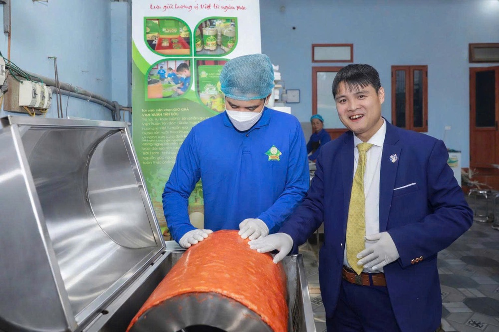 Làng nghề giò chả Ước Lễ tất bật vào mùa cao điểm Tết Nguyên đán - Ảnh 3.