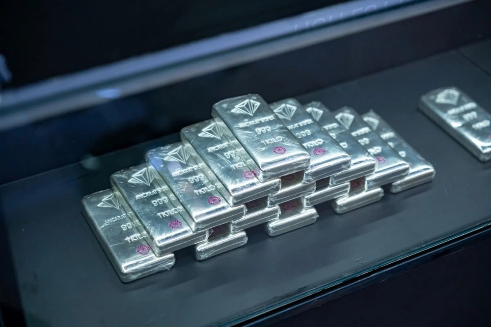 Dòng tiền điều chỉnh gây áp lực lên giá bạc thế giới - Ảnh 1.