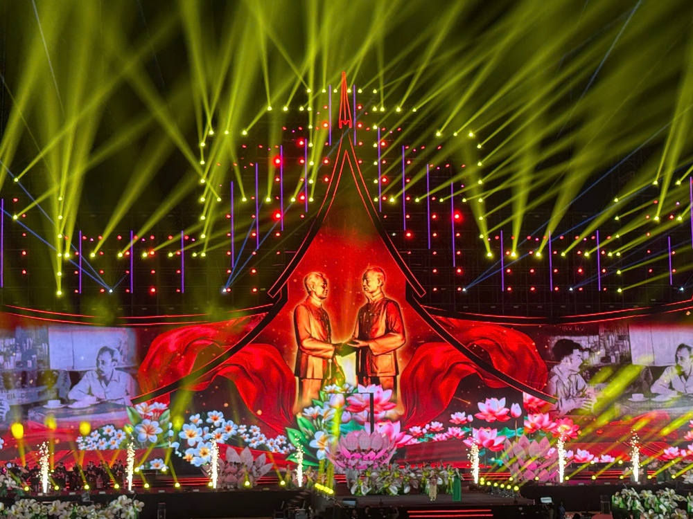 Đêm nghệ thuật đặc biệt của tình hữu nghị Việt - Lào: Mãi mãi xanh tươi, đời đời bền vững - Ảnh 1.