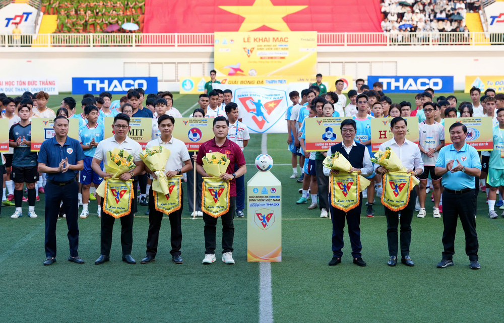 Hơn 6.000 cổ động viên "đốt nóng" Ngày hội lớn của bóng đá sinh viên Việt Nam - Ảnh 2. Hơn 6.000 cổ động viên "đốt nóng" Ngày hội lớn của bóng đá sinh viên Việt Nam - Ảnh 2.