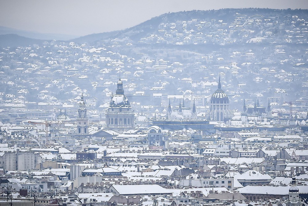 Châu Âu chật vật trong băng tuyết, ít nhất 8 người thiệt mạng - Ảnh 1. Châu Âu chật vật trong băng tuyết, ít nhất 8 người thiệt mạng - Ảnh 1.