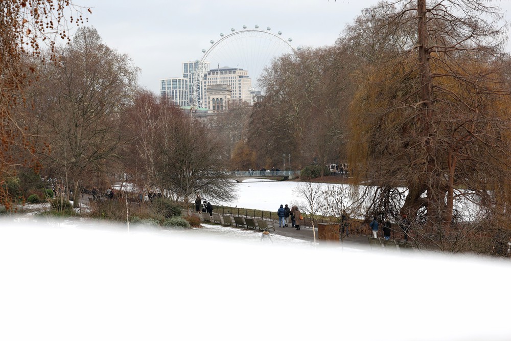 Châu Âu chật vật trong băng tuyết, ít nhất 8 người thiệt mạng - Ảnh 2. Châu Âu chật vật trong băng tuyết, ít nhất 8 người thiệt mạng - Ảnh 2.