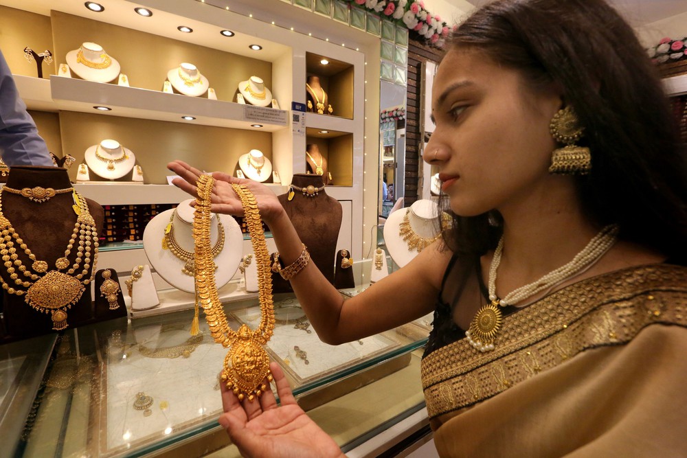 Giá vàng châu Á đi xuống phiên cuối tuần - Ảnh 1. Giá vàng châu Á đi xuống phiên cuối tuần - Ảnh 1.