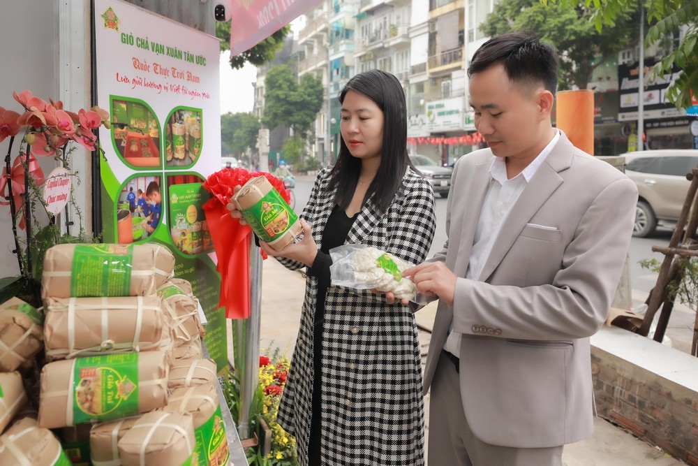 Làng nghề giò chả Ước Lễ (Hà Nội) tất bật vào mùa cao điểm Tết Nguyên đán - Ảnh 7.