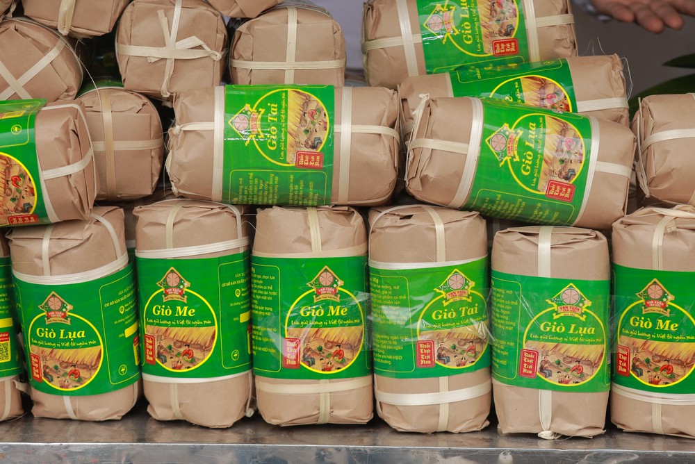 Làng nghề giò chả Ước Lễ (Hà Nội) tất bật vào mùa cao điểm Tết Nguyên đán - Ảnh 6.