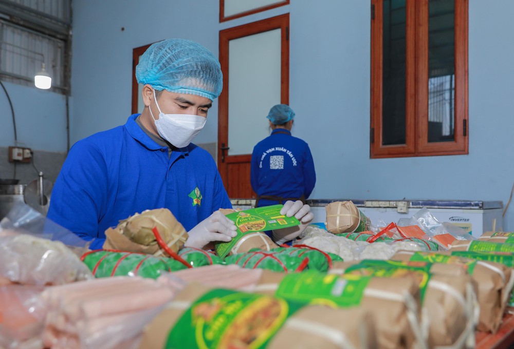 Làng nghề giò chả Ước Lễ (Hà Nội) tất bật vào mùa cao điểm Tết Nguyên đán - Ảnh 4.