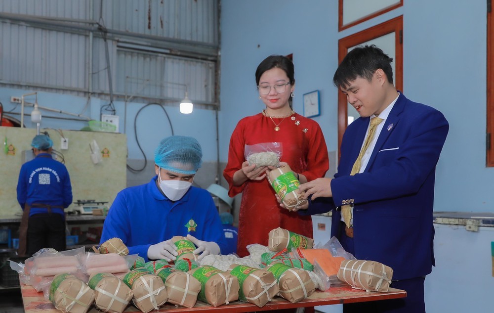 Làng nghề giò chả Ước Lễ (Hà Nội) tất bật vào mùa cao điểm Tết Nguyên đán - Ảnh 5.