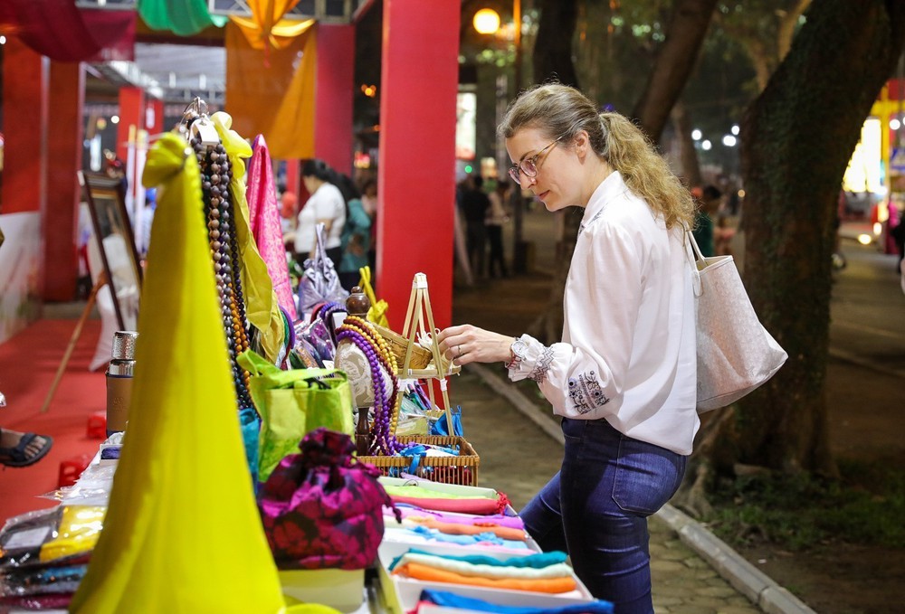 Quy hoạch bảo tồn, phát triển Làng nghề truyền thống kết hợp du lịch Lụa Vạn Phúc - Ảnh 2.