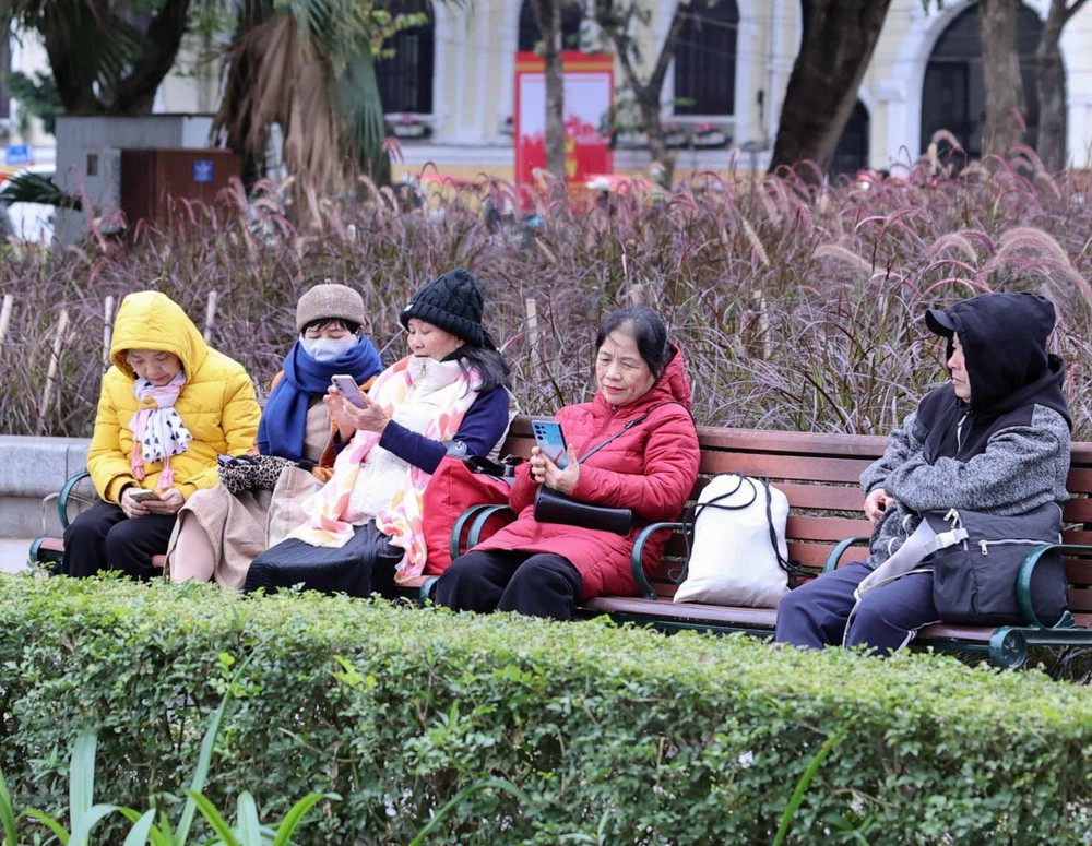 Không khí lạnh suy yếu dần, nhiệt độ tăng và trời ấm lên - Ảnh 1. Không khí lạnh suy yếu dần, nhiệt độ tăng và trời ấm lên - Ảnh 1.