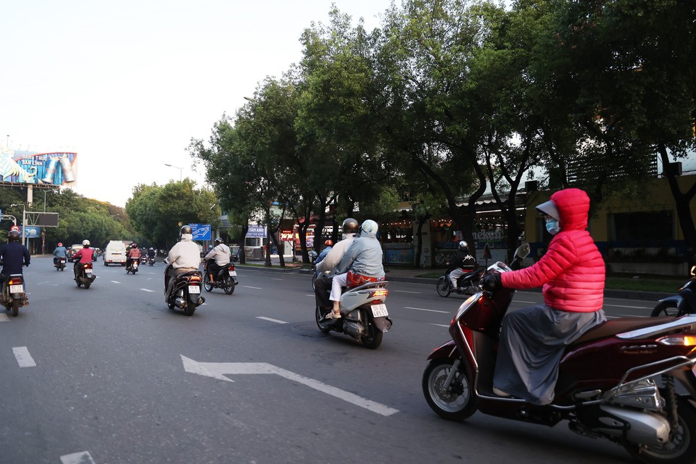 Nhiệt độ tại TP Hồ Chí Minh xuống 17 độ C, thấp nhất 10 năm - Ảnh 2. Nhiệt độ tại TP Hồ Chí Minh xuống 17 độ C, thấp nhất 10 năm - Ảnh 2.