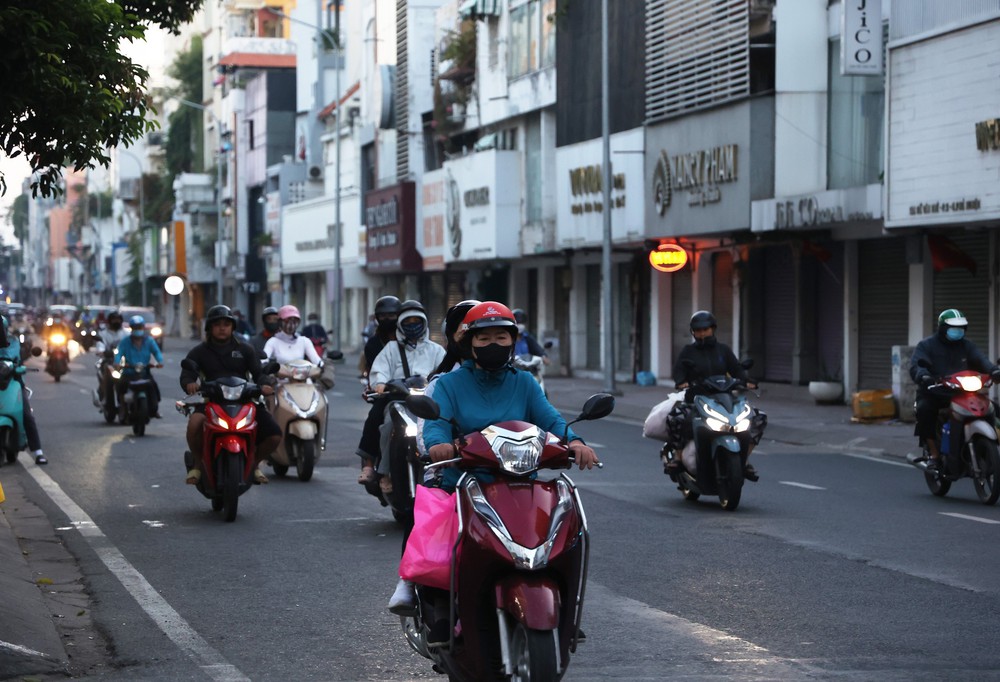 Nhiệt độ tại TP Hồ Chí Minh xuống 17 độ C, thấp nhất 10 năm - Ảnh 3. Nhiệt độ tại TP Hồ Chí Minh xuống 17 độ C, thấp nhất 10 năm - Ảnh 3.