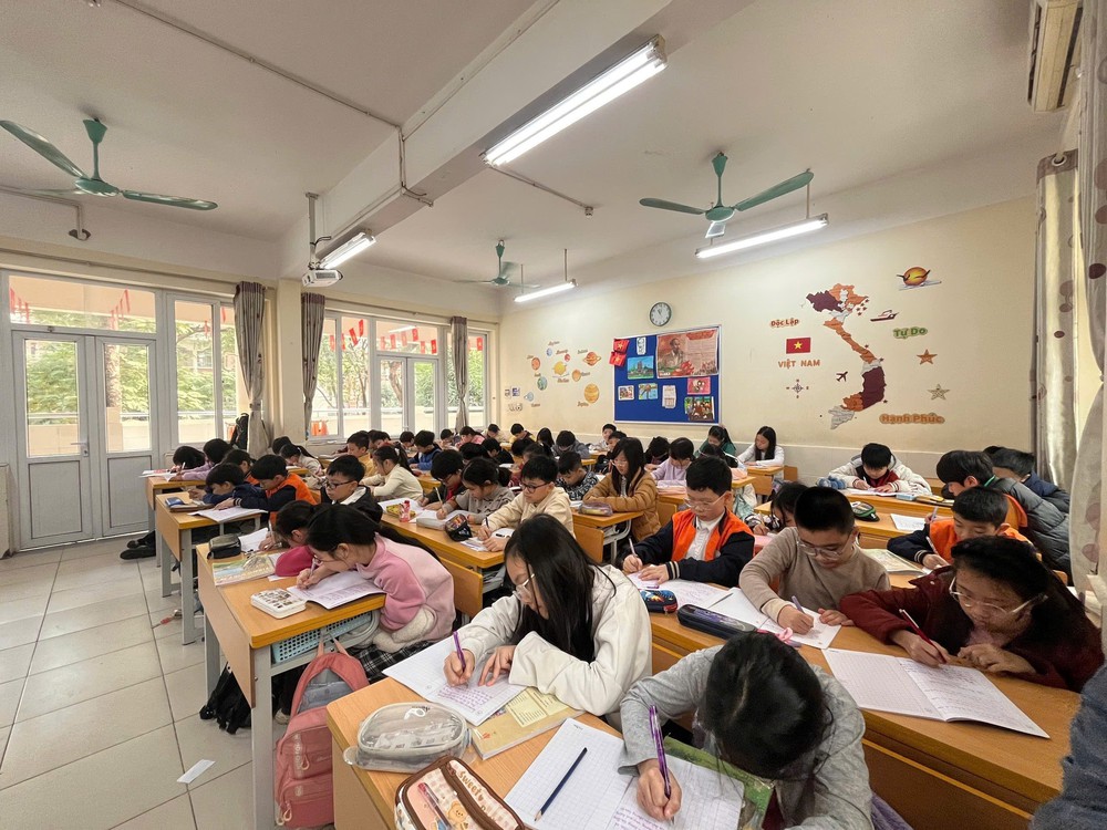 Nhiều trường học Hà Nội lùi giờ vào lớp đảm bảo sức khỏe cho học sinh - Ảnh 2.