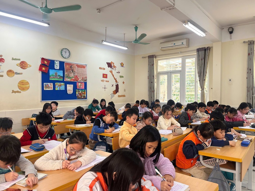 Nhiều trường học Hà Nội lùi giờ vào lớp đảm bảo sức khỏe cho học sinh - Ảnh 1.