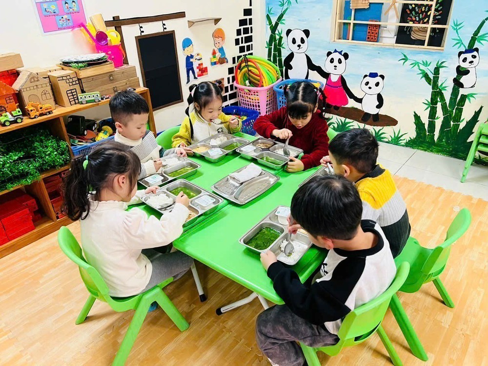 Nhiều trường học Hà Nội lùi giờ vào lớp đảm bảo sức khỏe cho học sinh - Ảnh 3.