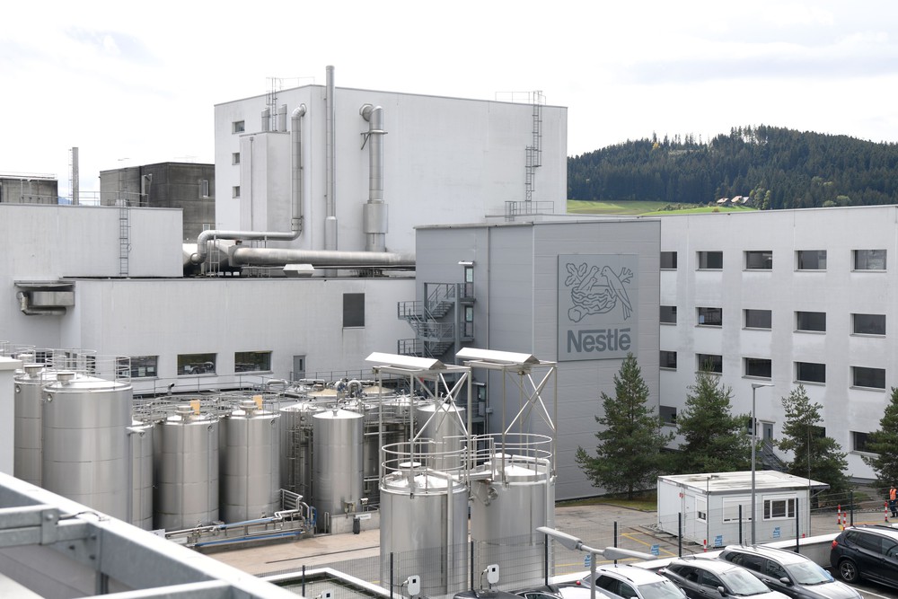 Trung Quốc yêu cầu Nestlé khẩn trương thu hồi một số lô sữa công thức dành cho trẻ nhỏ - Ảnh 1.