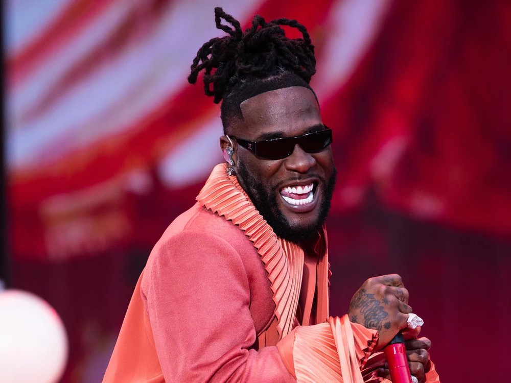 Burna Boy trở lại Stade de France trong cột mốc lịch sử của NFL - Ảnh 1. Burna Boy trở lại Stade de France trong cột mốc lịch sử của NFL - Ảnh 1.