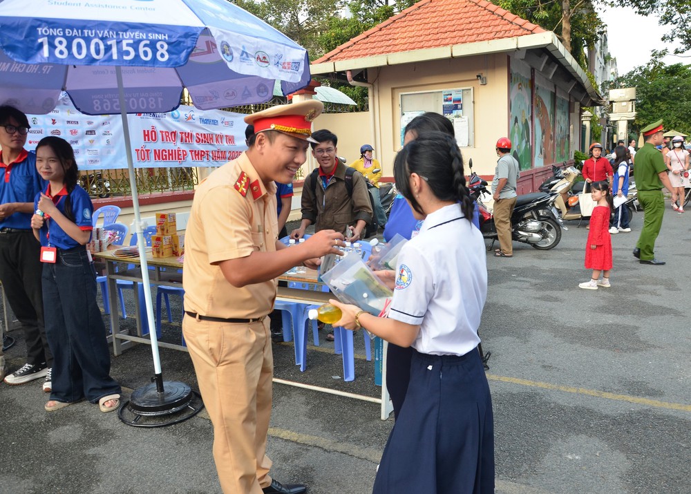 Tổ chức lại không gian đưa đón học sinh, giảm ùn tắc trước cổng trường - Ảnh 1.