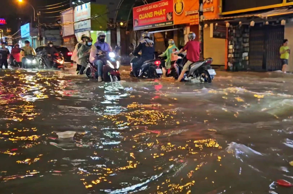 Mưa lớn kèm sấm sét, TP. Hồ Chí Minh tiếp tục ngập nhiều tuyến đường - Ảnh 1.