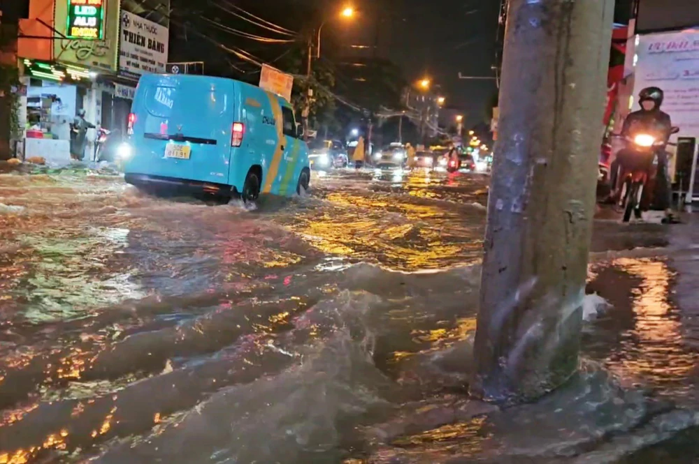 Mưa lớn kèm sấm sét, TP. Hồ Chí Minh tiếp tục ngập nhiều tuyến đường - Ảnh 2.