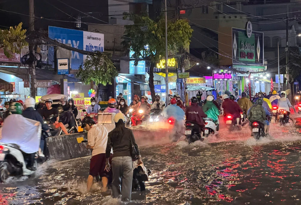 Mưa lớn kết hợp triều cường, TP. Hồ Chí Minh tiếp tục đối mặt nguy cơ ngập - Ảnh 2. Mưa lớn kết hợp triều cường, TP. Hồ Chí Minh tiếp tục đối mặt nguy cơ ngập - Ảnh 2.