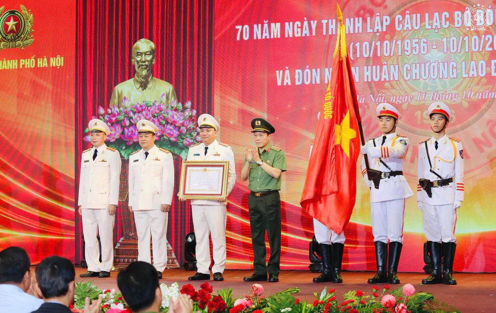 Tin nóng bóng đá Việt hôm nay 11/10: CLB Công an Hà Nội nhận Huân chương Lao động hạng Nhất; U17 Việt Nam rộng cửa vượt qua vòng bảng World Cup - Ảnh 1. Tin nóng bóng đá Việt hôm nay 11/10: CLB Công an Hà Nội nhận Huân chương Lao động hạng Nhất; U17 Việt Nam rộng cửa vượt qua vòng bảng World Cup - Ảnh 1.