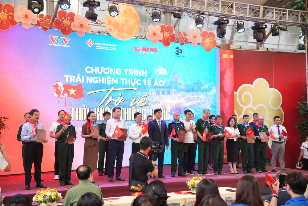 Khi người Hà Nội trở về mùa Thu lịch sử nhờ công nghệ thực tế ảo VR - Ảnh 1. Khi người Hà Nội trở về mùa Thu lịch sử nhờ công nghệ thực tế ảo VR - Ảnh 1.