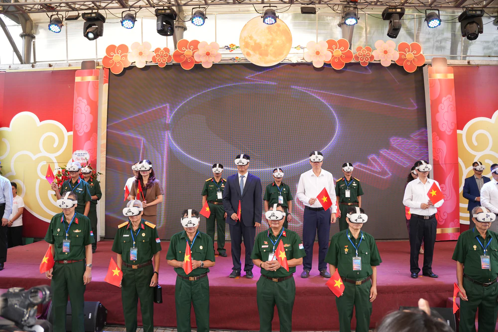 Khi người Hà Nội trở về mùa Thu lịch sử nhờ công nghệ thực tế ảo VR - Ảnh 2. Khi người Hà Nội trở về mùa Thu lịch sử nhờ công nghệ thực tế ảo VR - Ảnh 2.
