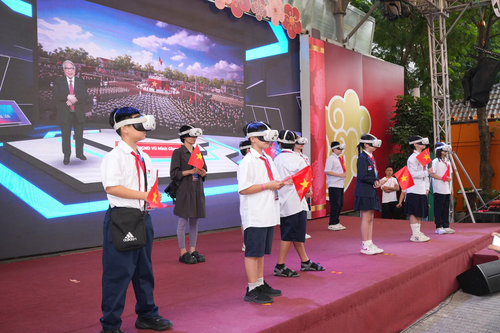 Khi người Hà Nội trở về mùa Thu lịch sử nhờ công nghệ thực tế ảo VR - Ảnh 3. Khi người Hà Nội trở về mùa Thu lịch sử nhờ công nghệ thực tế ảo VR - Ảnh 3.
